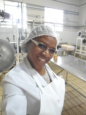 Professora Danielle realiza diversas pesquisas e projetos na área de processamento de alimentos