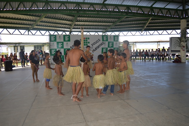 Indígenas da comunidade Mangueira ensinam o tipiti 