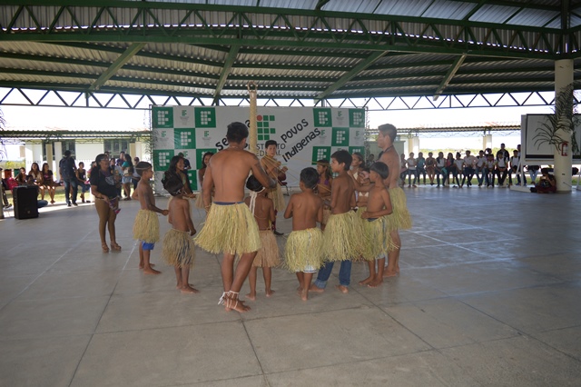 Indígenas da comunidade Mangueira ensinam o tipiti 