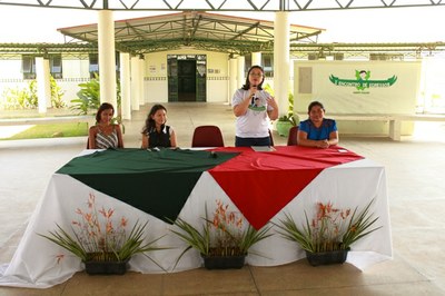 As ex-alunas do campus Neide Ribeiro, Josiene Ferreira e Gleice Oliveira, com a professora Dra. Daniele Fujita, que presidiu a mesa redonda.  