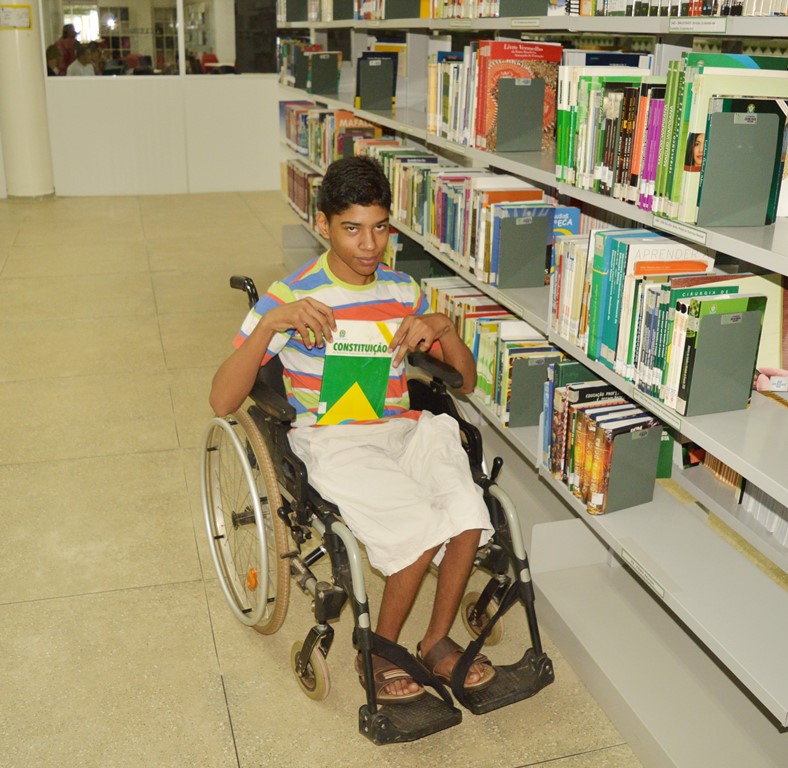 Cadeirante ajuda comissão a identificar pontos que garantam acessibilidade no Campus Amajari