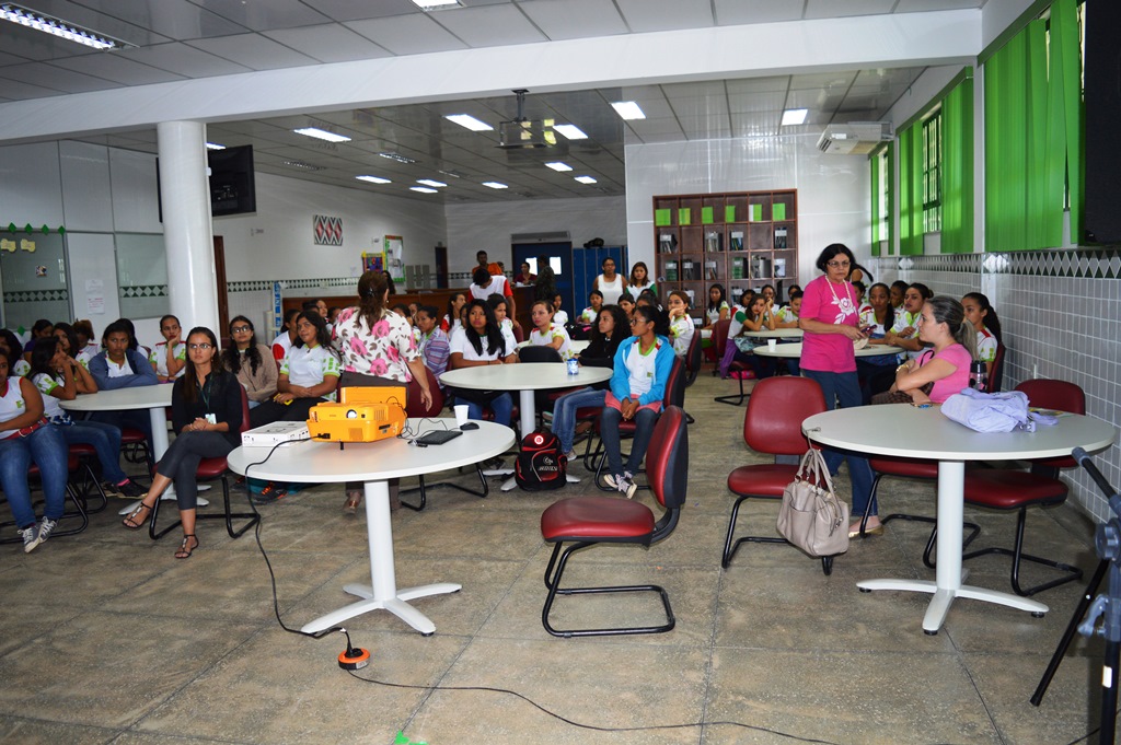 Centro Humanitário de Apoio à Mulher e Liga do Câncer dão palestra no Campus Amajari 