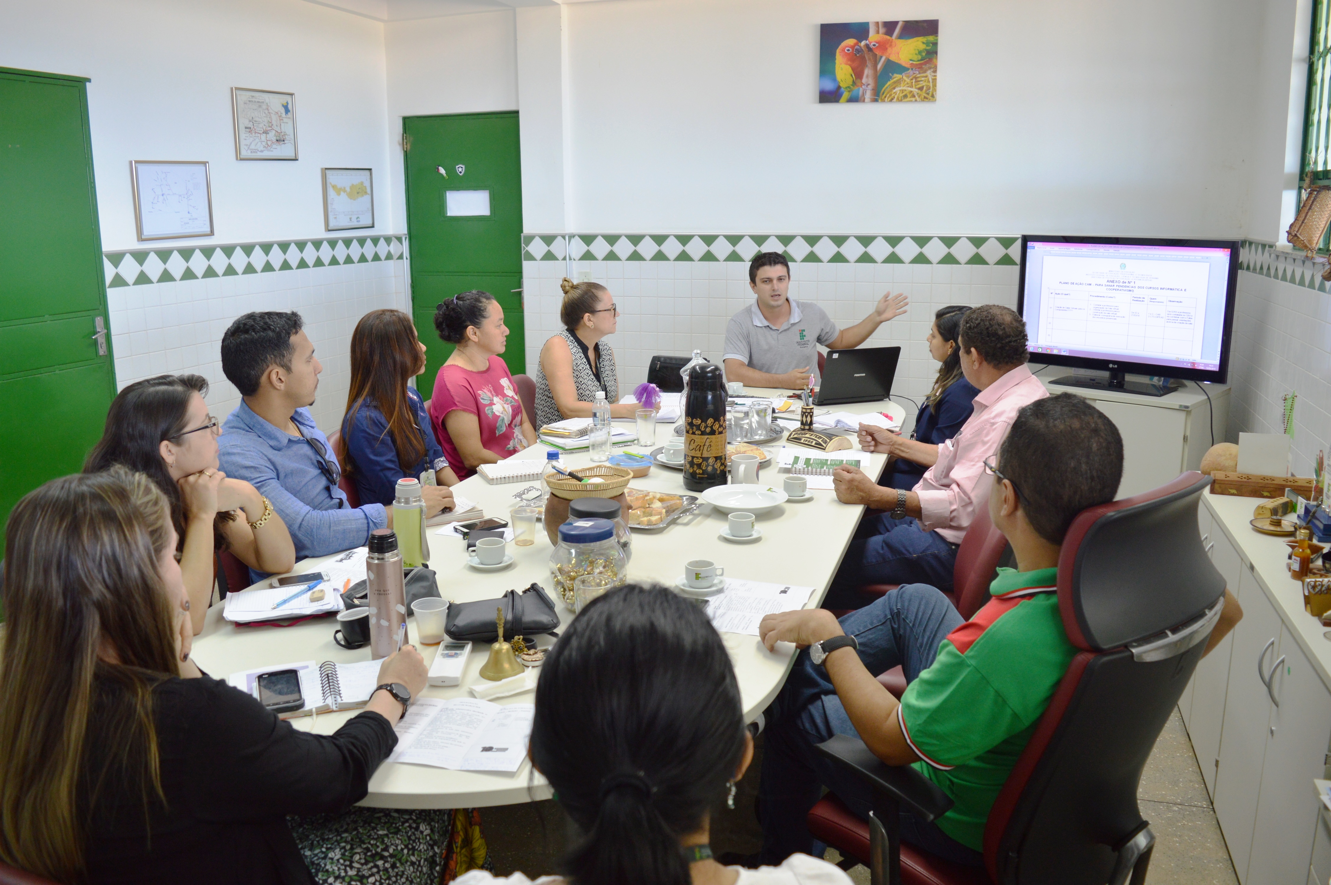 Equipe da Diretoria de Política de Educação a Distância se reúne no Campus Amajari