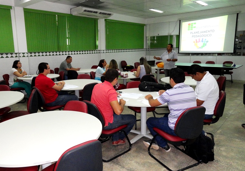 Professores do CAM participam de reuniões para planejamento escolar 