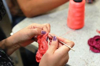 Oficina realizada no Forint usa costura e crochê para customização de bolsas